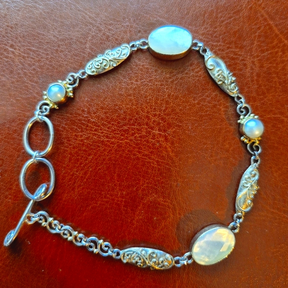 Elegant Gold & Pearl Bracelet